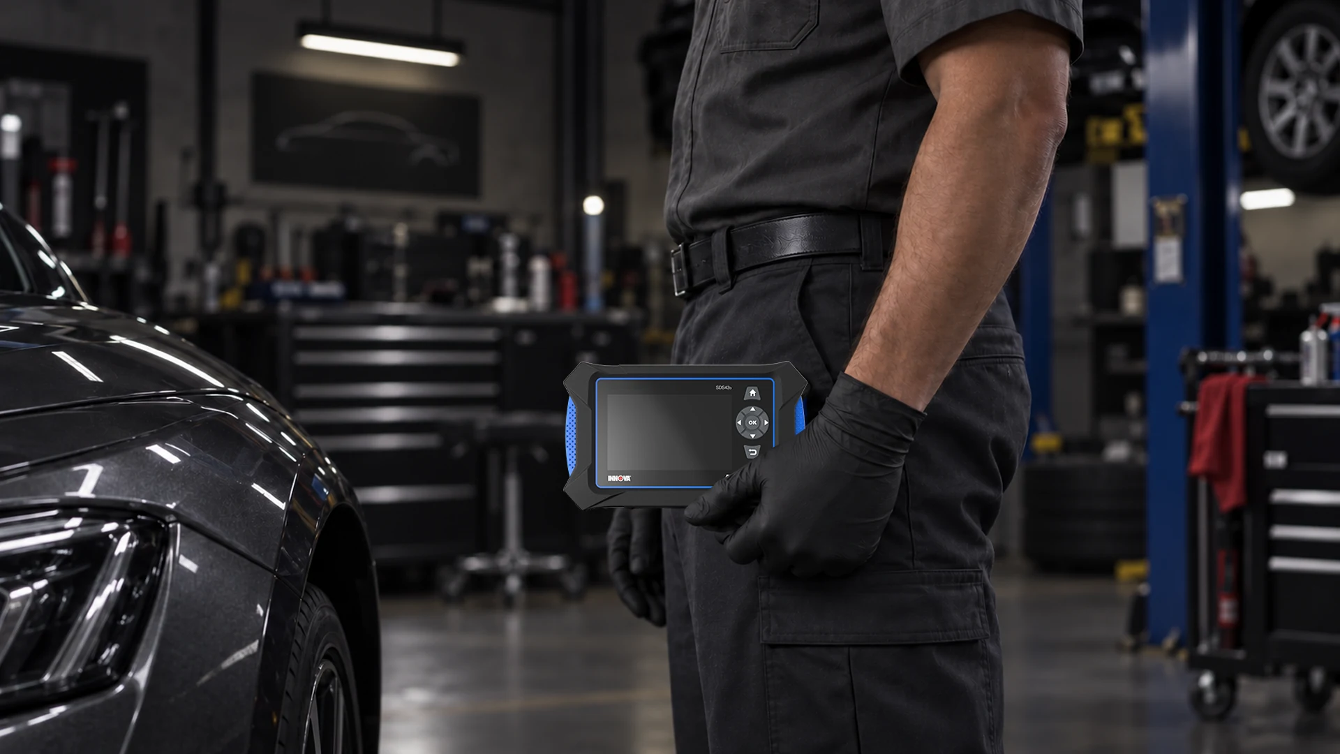 Technician holding the INNOVA SDS43b in a workshop